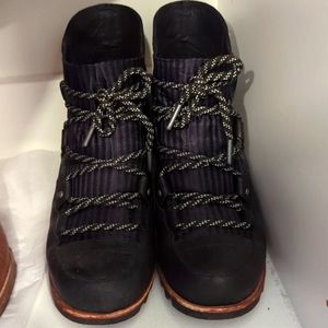 Sorel wedge boots sz 9 blackk